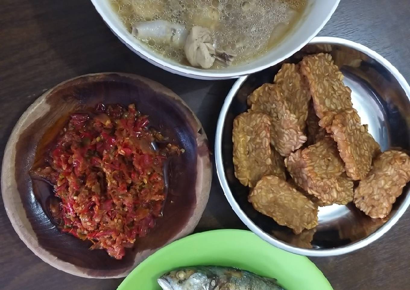 Bagaimana Menyiapkan Sambal belacan & sop ayam bawang goreng yang Lezat