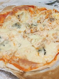 Una foto de Pizza sin gluten de salmón y queso