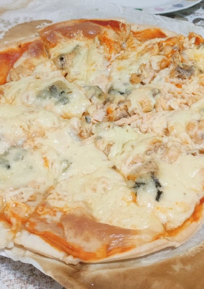 Una foto de Pizza sin gluten de salmón y queso