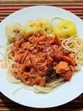 Spaguetty con trozos de pollo en salsa roja