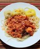 Spaguetty con trozos de pollo en salsa roja