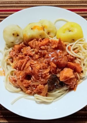 Una foto de Spaguetty con trozos de pollo en salsa roja