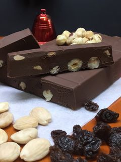Una foto de Turrón de chocolate con frutos secos (con y sin thermomix)