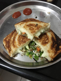 વેજ ચીઝ ટોસ્ટ સેન્ડવીચ (Veg Cheese Toast Sandwich Recipe In Gujarati) રેસીપી મુખ્ય ફોટો