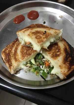 વેજ ચીઝ ટોસ્ટ સેન્ડવીચ (Veg Cheese Toast Sandwich Recipe In Gujarati) રેસીપી મુખ્ય ફોટો