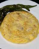 Tortilla de bonito y piparras fritas
