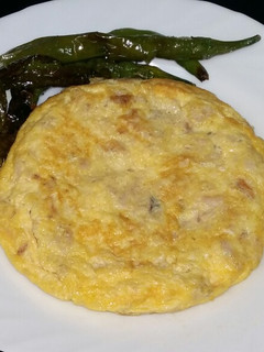 Una foto de Tortilla de bonito y piparras fritas