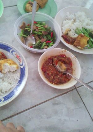 Foto resep Tumis sosis sapi sawi hijau + sambel terasi