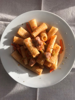 Una foto de Tortiglioni con salsa de longanizas frescas y verduras