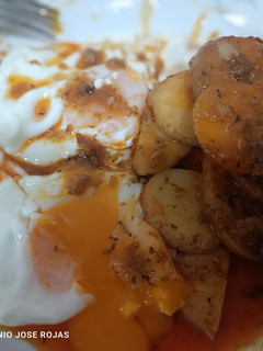 Una foto de Huevos fritos camperos con patatas "aliento de dragón"🌶️🌶️🌶️🌶️