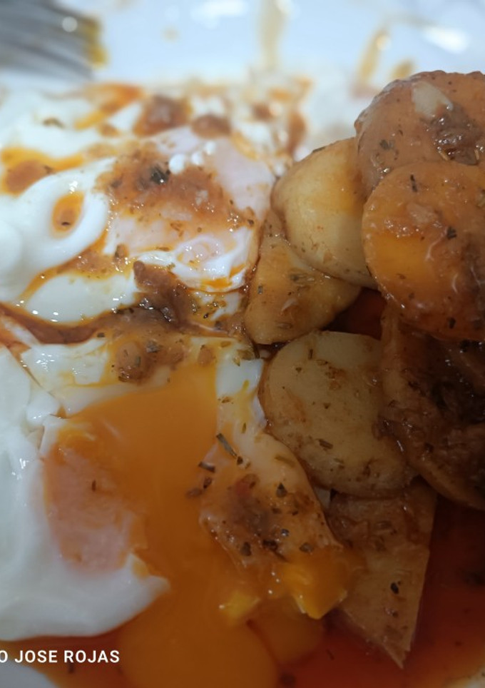Una foto de Huevos fritos camperos con patatas "aliento de dragón"🌶️🌶️🌶️🌶️