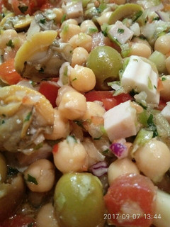 Una foto de Ensalada de garbanzos variada