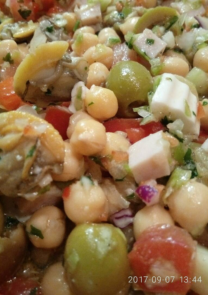 Una foto de Ensalada de garbanzos variada
