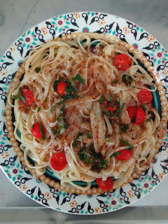Una foto de Pasta con cherry y hierbas