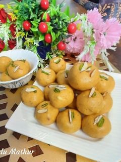 बेसन के लड्डू (Besan K Laddu recipe in Hindi) रेसिपी मुख्य फोटो