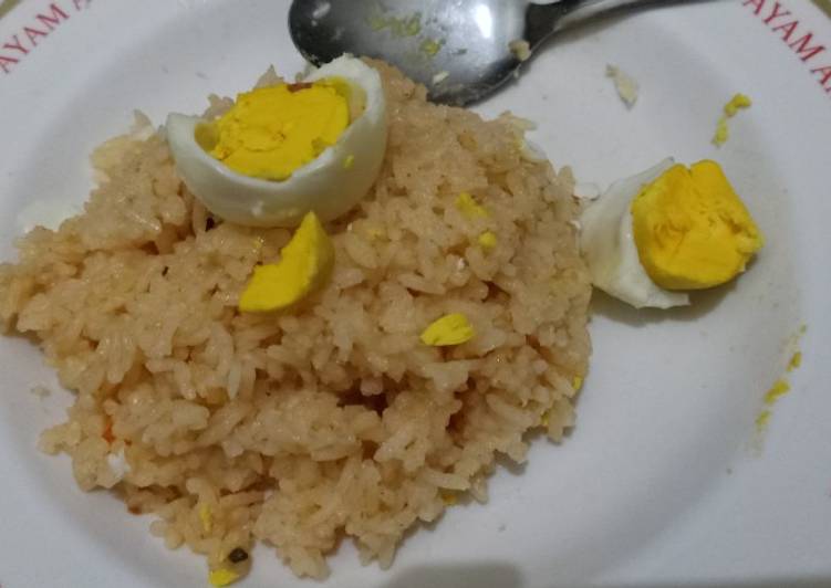 Resep Nasi Goreng Rice Cocker/magic com + telur rebus yang Enak Banget