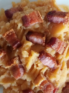 Una foto de Patatas revolconas con torreznos