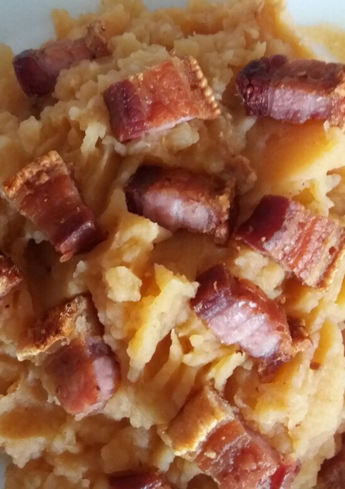 Una foto de Patatas revolconas con torreznos