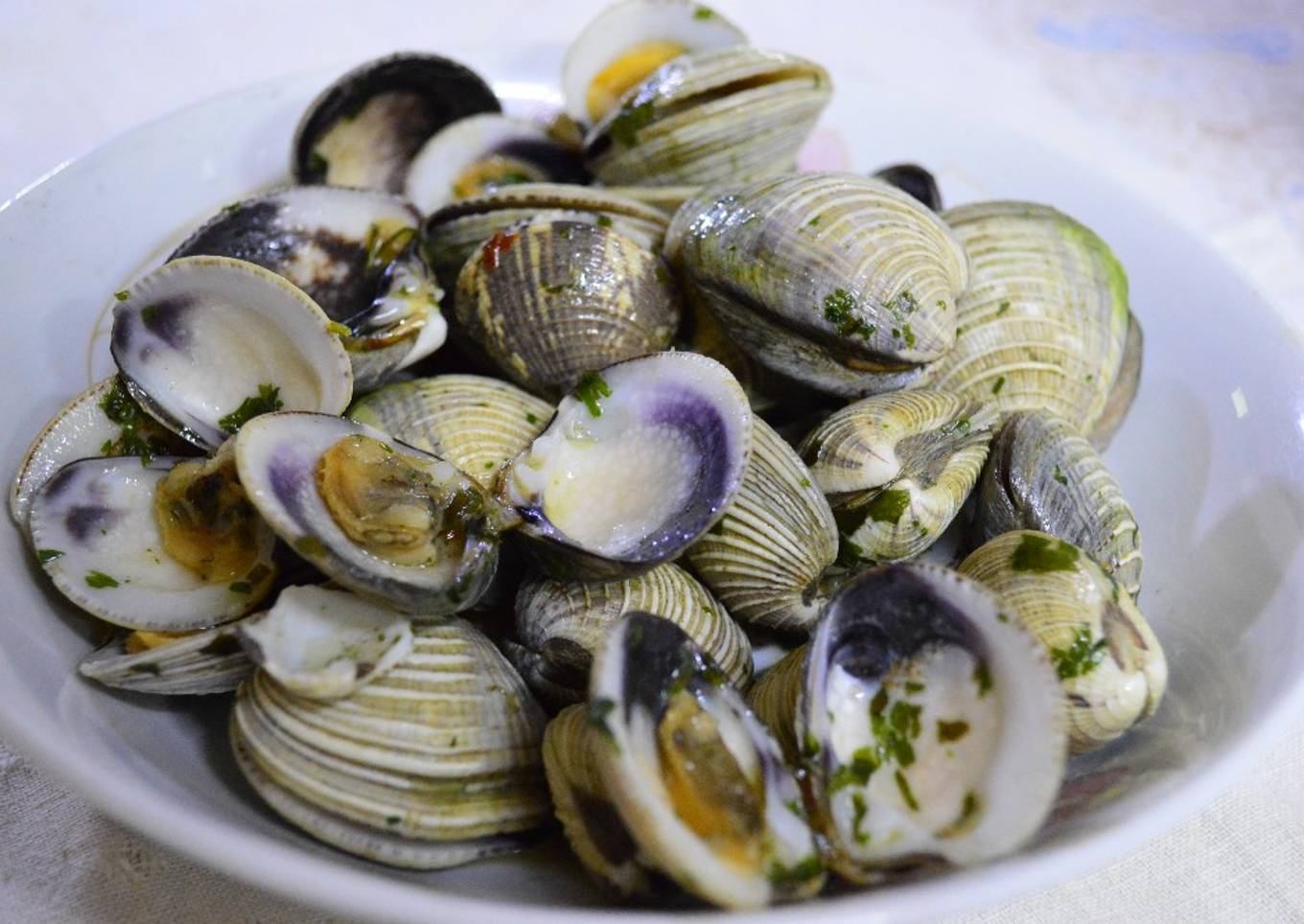 Almejas al mojo de ajo