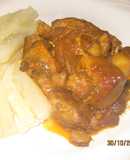 Fricasé de cerdo acompañado con yuca hervida