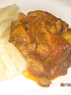 Una foto de Fricasé de cerdo acompañado con yuca hervida