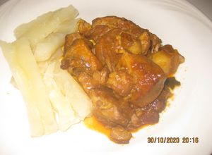 Una foto de Fricasé de cerdo acompañado con yuca hervida