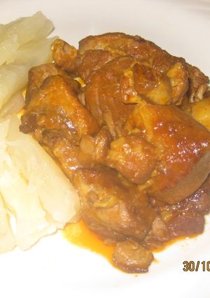 Una foto de Fricasé de cerdo acompañado con yuca hervida