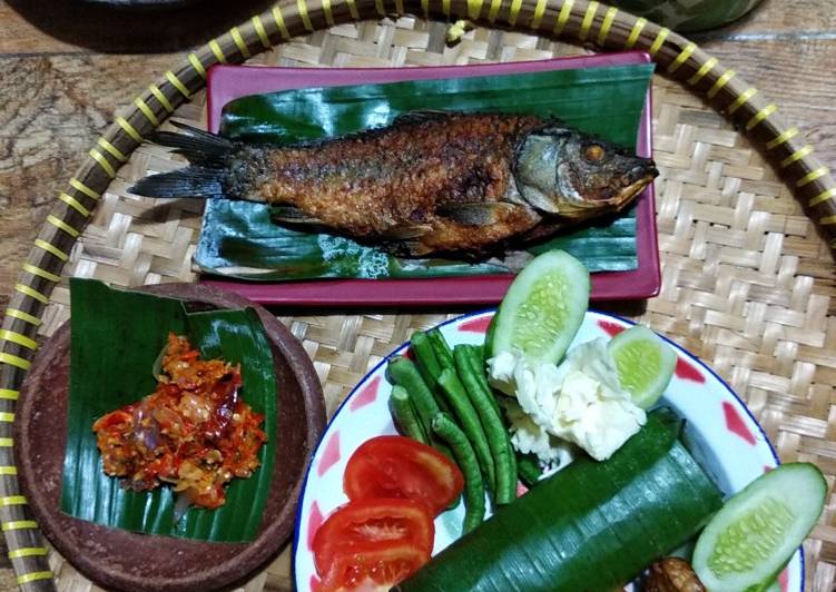 Langkah Mudah Membuat Nasi Timbel Ikan Goreng khas Sunda Enak