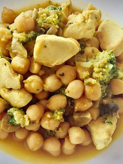 Una foto de Garbanzos al curry con pollo