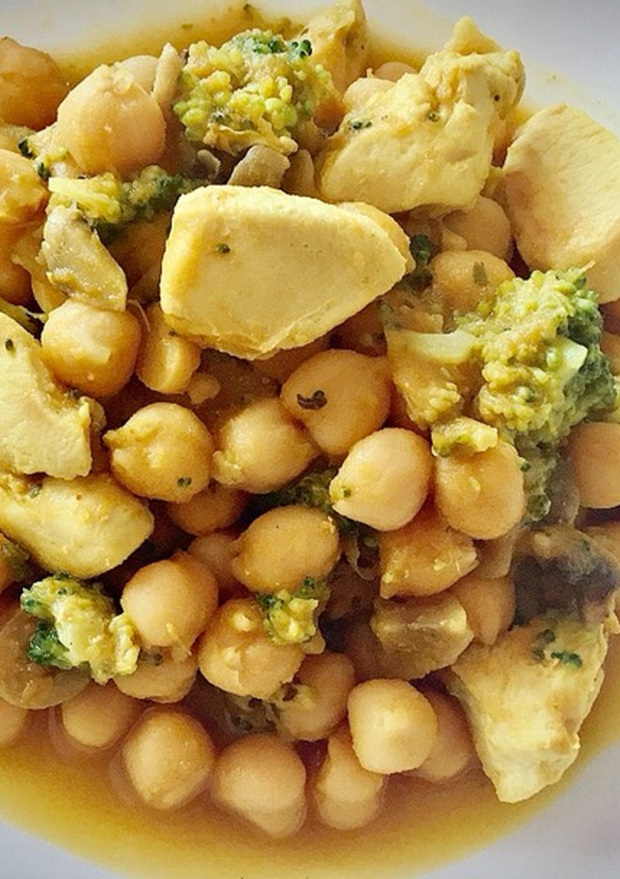 Una foto de Garbanzos al curry con pollo