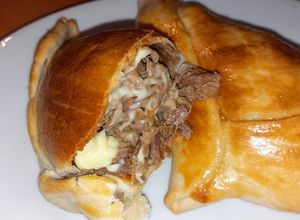 Una foto de Empanadas de carne mechada con queso