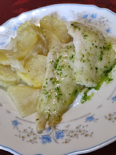Foto principal de Merluza con ajo, perejil y patatas panaderas en 22 minutos