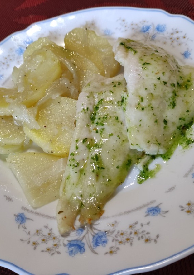 Una foto de Merluza con ajo, perejil y patatas panaderas en 22 minutos