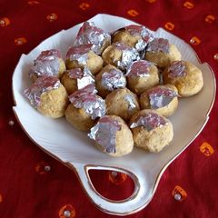 A picture of Besan ladoo.