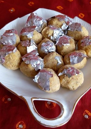A picture of Besan ladoo.