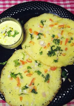 मका मुरमुरा उत्तपम(Corn Murmura Uttapam Recipe In Marathi) रेसिपी चे मुख्य फोटो 