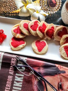 वनीला हार्ट कुकीज़ (Vanilla Heart Cookies in Hindi) रेसिपी मुख्य फोटो