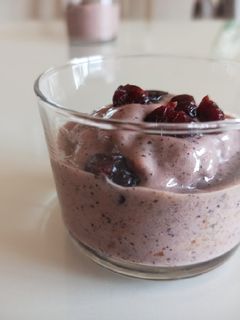 Una foto de Helado de plátano y arándano