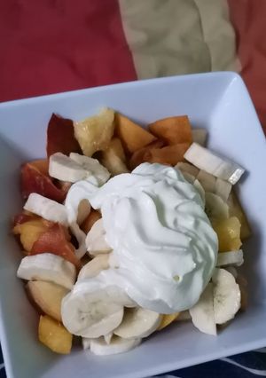 Una foto de Durazno con plátano y crema chantilly 🤭😋