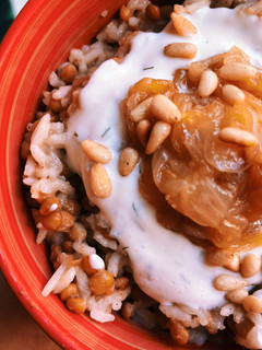 Una foto de Mujaddara o lentejas con arroz al estilo libanés