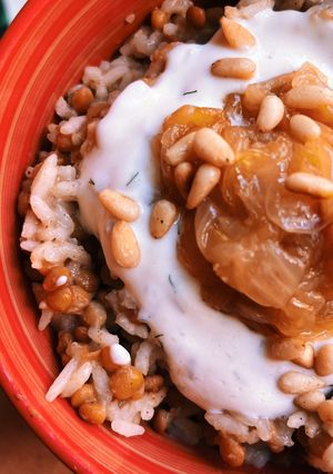 Una foto de Mujaddara o lentejas con arroz al estilo libanés
