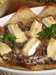 Una foto de Pastel de setas con queso brie y cebolla morada