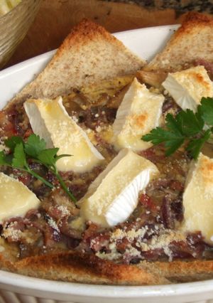 Una foto de Pastel de setas con queso brie y cebolla morada