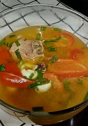 Hình của món Canh cà chua nấu sườn mực chua cay.