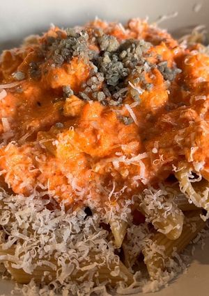 Zdjęcie przepisu Penne z kurczakiem i sosem pomidorowo-mascarpone.