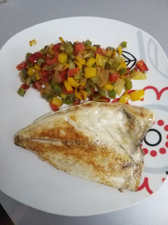 Una foto de Dorada a la plancha con variado de pimientos