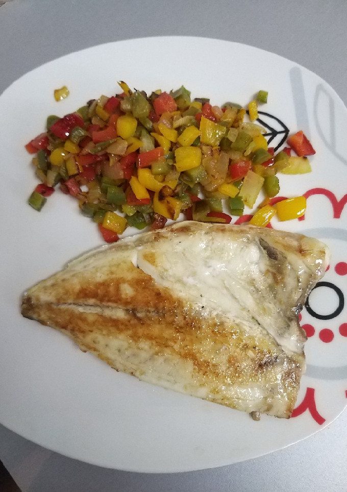 Una foto de Dorada a la plancha con variado de pimientos