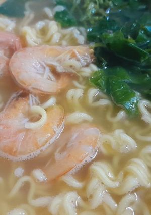 Hình của món Mì gói nấu tôm và rau má.