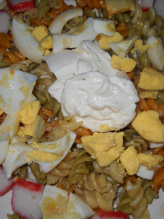 Una foto de Kanikama en ensalada de fideos multicolores