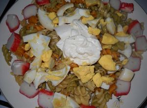 Una foto de Kanikama en ensalada de fideos multicolores